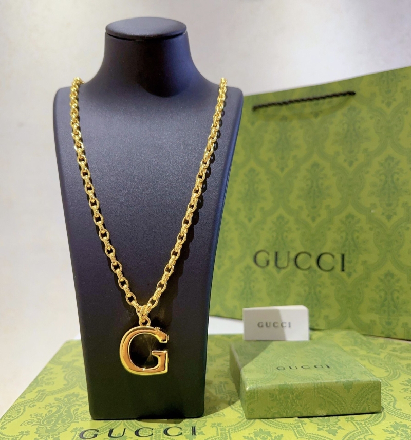 G*u*i necklaces